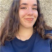 Estudiante de ADE bilingüe imparte clases de inglés a niños de primaria